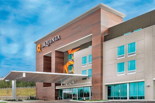 La Quinta Inn & Suites by Wyndham Cleveland image 1