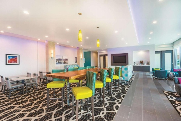 La Quinta Inn & Suites by Wyndham Cleveland image 14