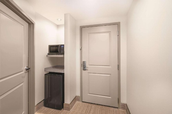 La Quinta Inn & Suites by Wyndham Cleveland image 15