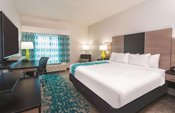 La Quinta Inn & Suites by Wyndham Cleveland image 17