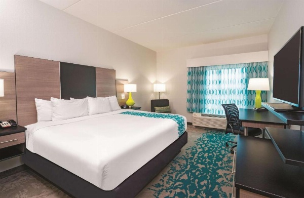 La Quinta Inn & Suites by Wyndham Cleveland image 18