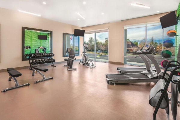 La Quinta Inn & Suites by Wyndham Cleveland image 25