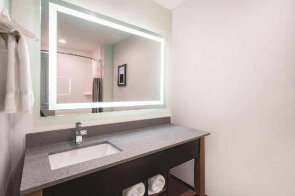 La Quinta Inn & Suites by Wyndham Cleveland image 27