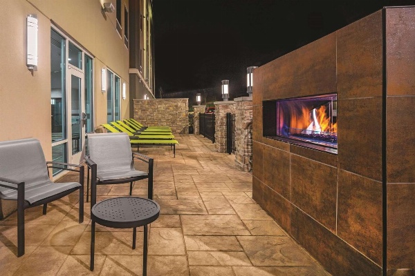 La Quinta Inn & Suites by Wyndham Cleveland Main image