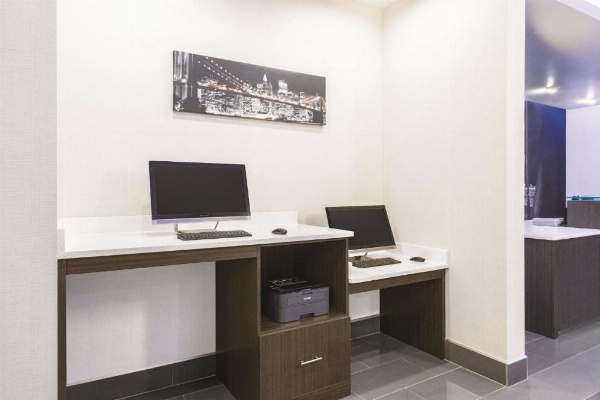 La Quinta Inn & Suites by Wyndham Cleveland image 30