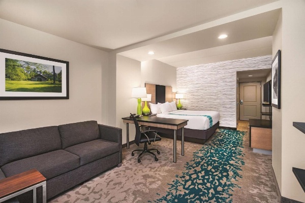 La Quinta Inn & Suites by Wyndham Cleveland image 4