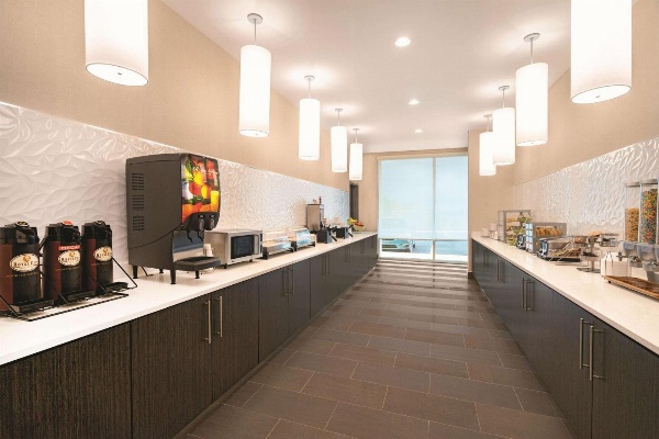 La Quinta Inn & Suites by Wyndham Cleveland image 7