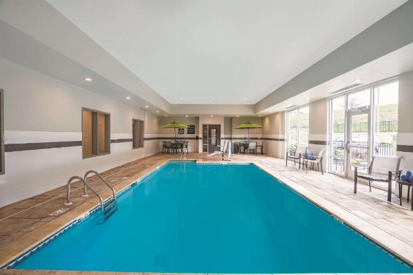 La Quinta Inn & Suites by Wyndham Cleveland image 9